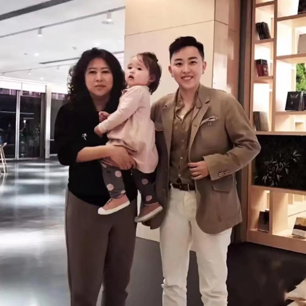 回顾美女花50万买精生子靠微商身家过亿想有人能继承财富