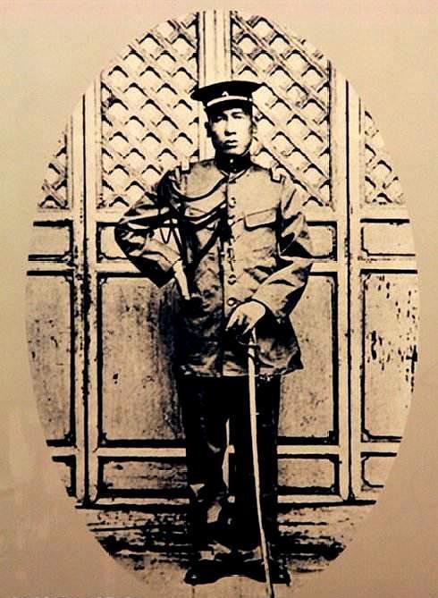 所谓穷文富武,可想而知杨森无论是家境还是家中的地位在当时都非同