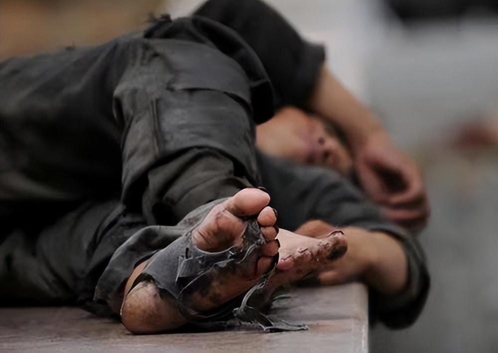 回顾:懒人杨锁:脚不着地,不喂不吃,23岁独自懒死在家中