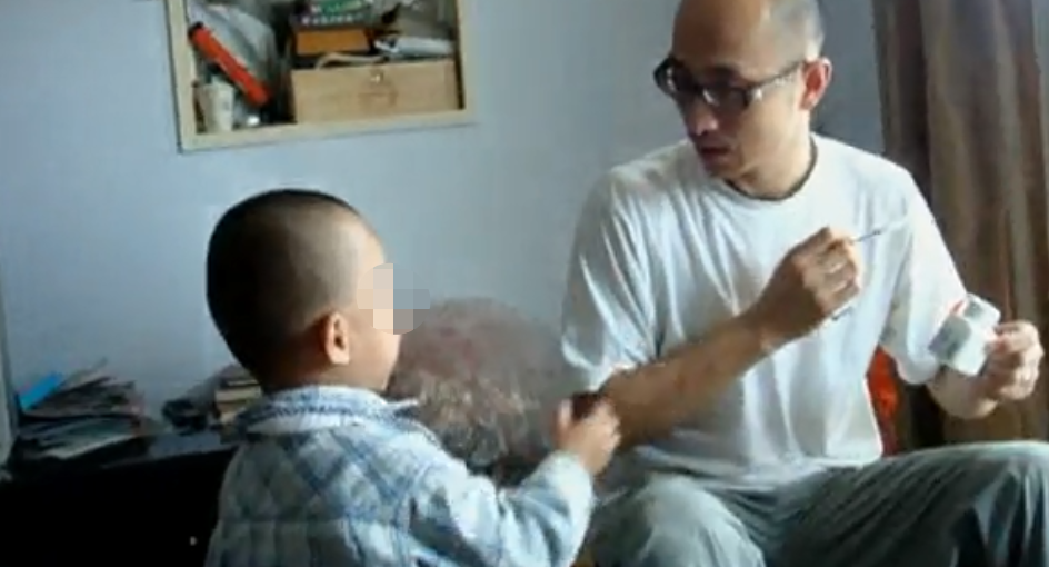 2009年的某天晚上,于娟顺路送一个学生回家,走到一条很黑的巷子时