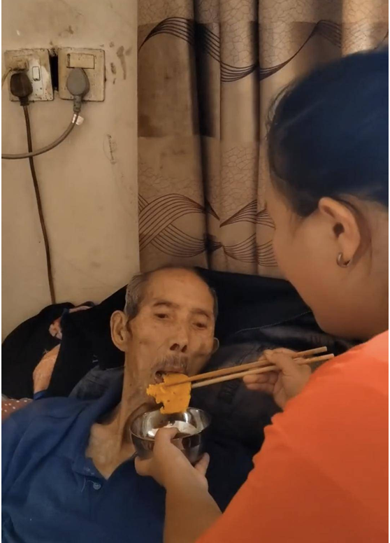 2012年,湖南25岁女孩嫁70岁老人,婚后诞下一子,如今丈夫已离世