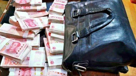 11年湖北六旬老汉背煤气罐将养女供成博士亲生父母欲砸钱认女