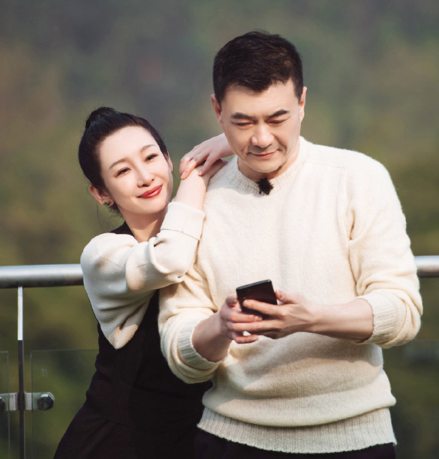 回顾苗苗深夜出镜脖子上草莓明显立娇妻人设洗白自己