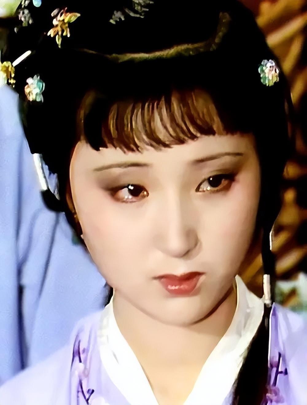 一想起林妹妹,脑海中不自觉就浮现出陈晓旭娇怯纤瘦的模样.