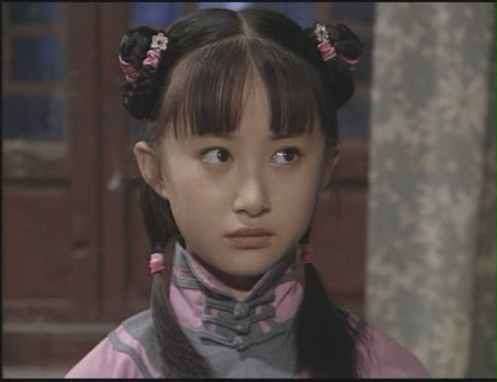 那时候的舒畅已经是当红小花,长相清纯甜美,符合佟毓婉的人设,是理所