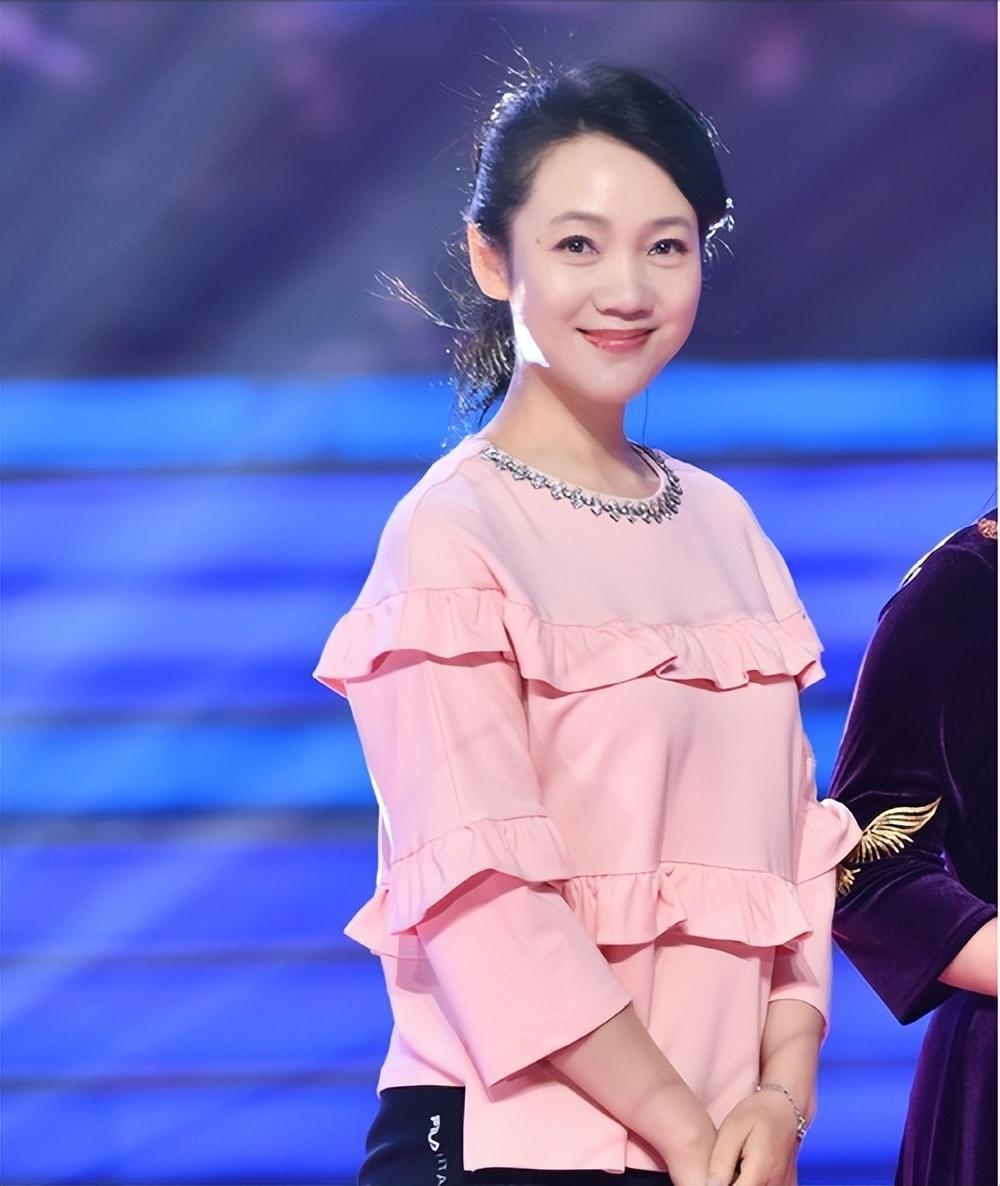 她是著名美女主持人嫁给神秘老公生下三个孩子50岁宛如少女