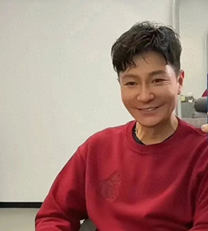 回顾脸部塌方发腮油腻这些颜值暴跌的男神你还能认出谁