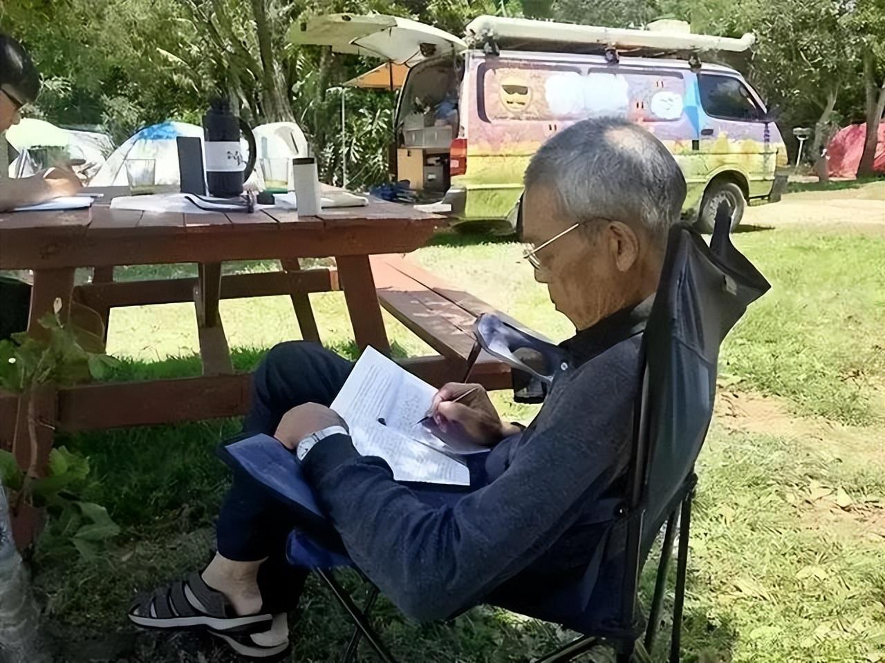 2015年北大学霸将癌晚期父亲骗出国88天后回国结局催人泪下