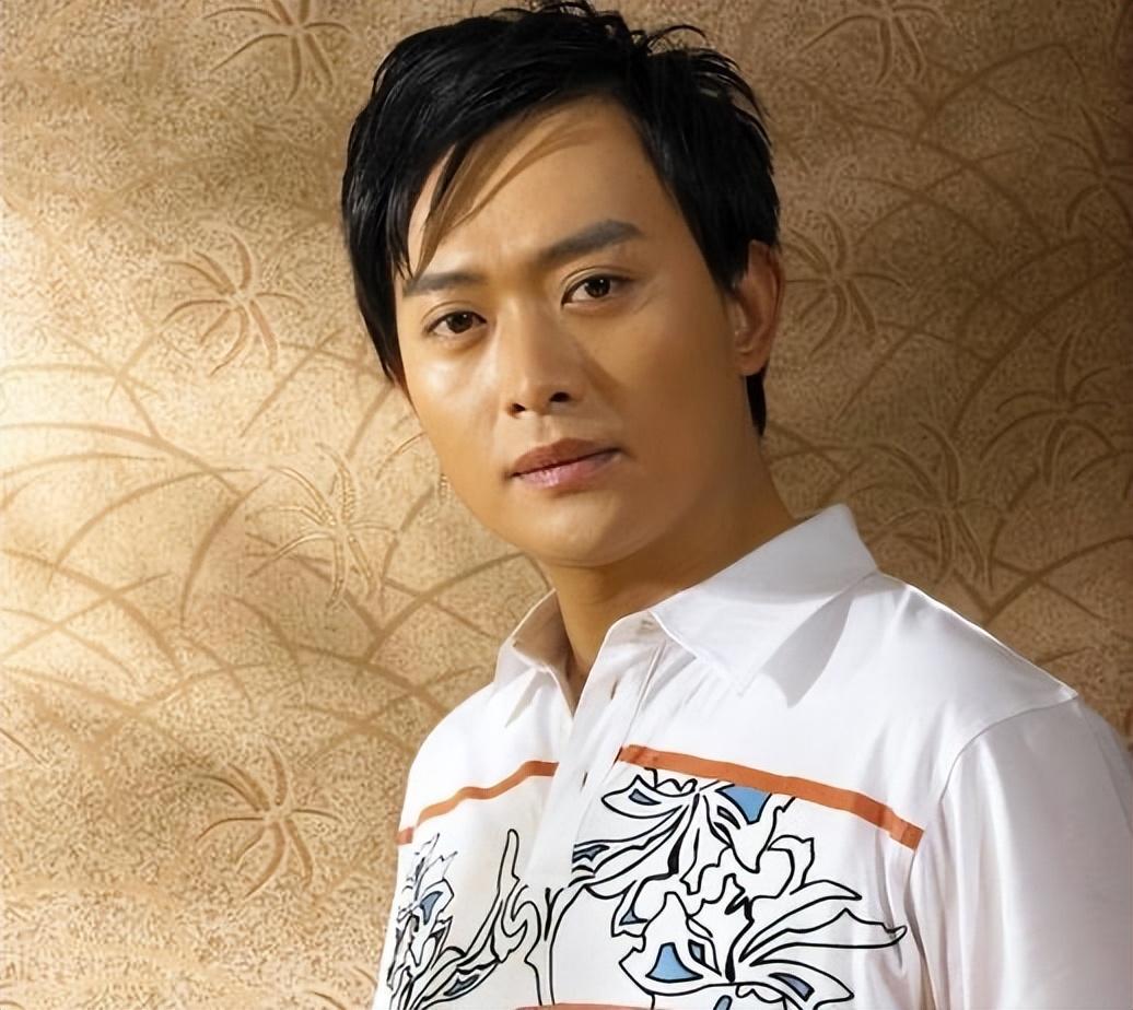 古装男神黄海冰:不满前妻丁克,二婚娶小12岁妻子,婚后儿女双全