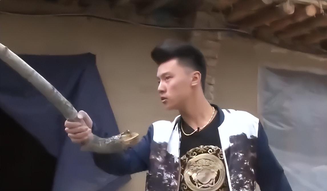 2015年陕西一混不吝小伙参加变形记却成最成功转变者