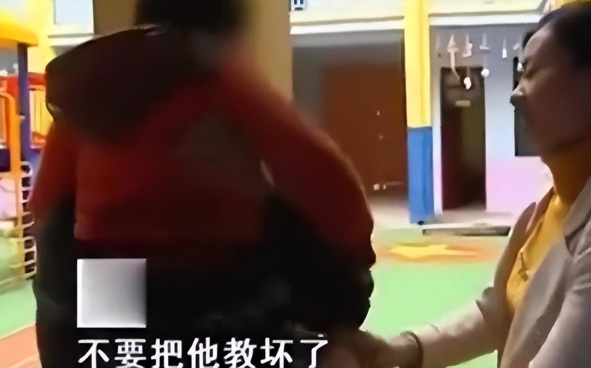 第二天一早,刘小芸就带着孩子和肖军见面了,等这件事结束,她又要回