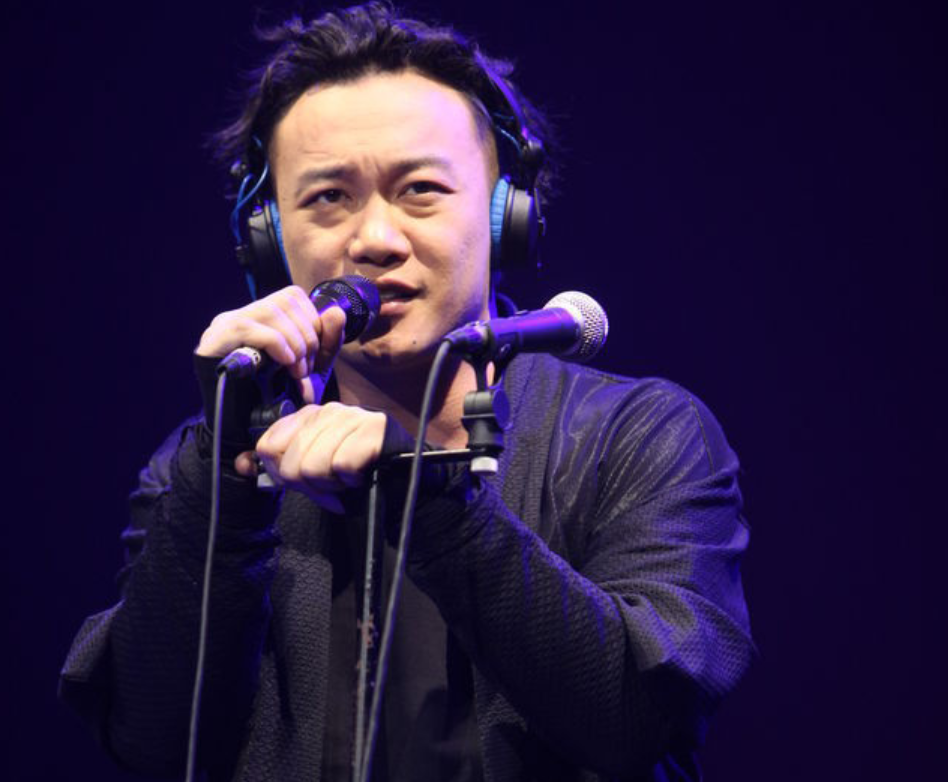 感情上,陈奕迅曾经与杨千嬅在1995年相识,那时两人刚刚出道一同参加