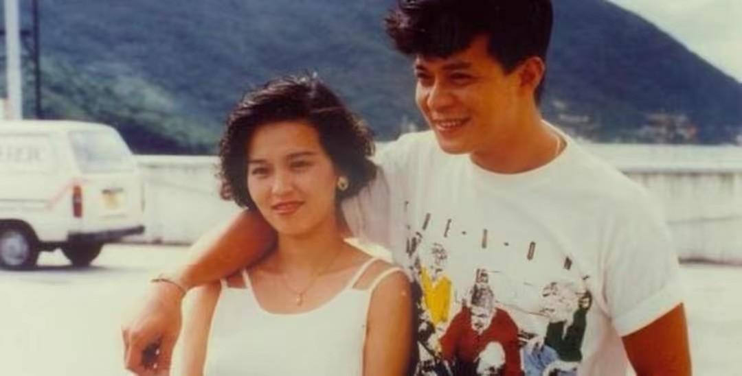 回顾黄日华妻子59岁去世两人相爱40年发誓终生不会再娶