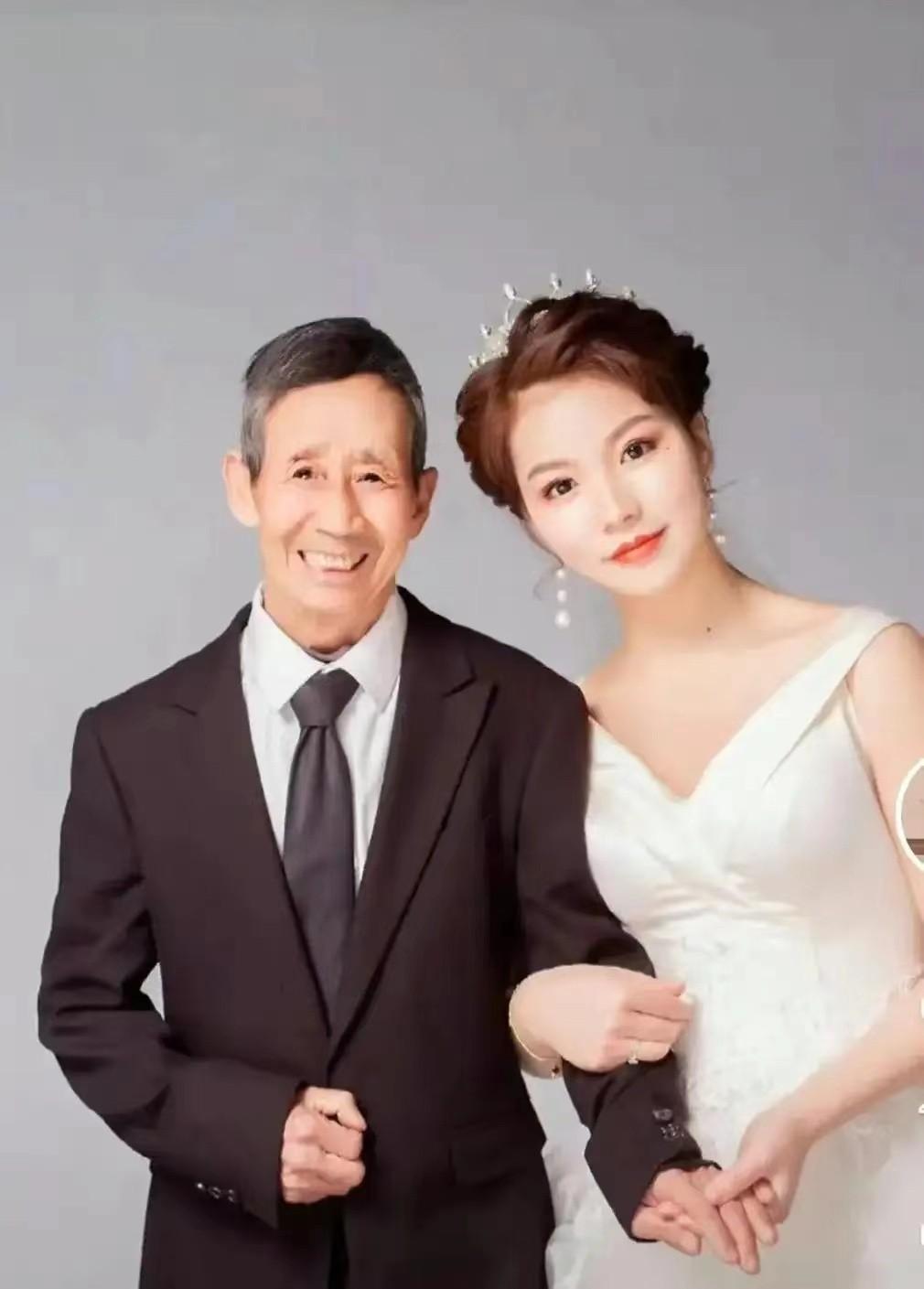 97年河南老汉靠拾荒收养弃婴25年后养女身价上亿肩扛养父看升旗