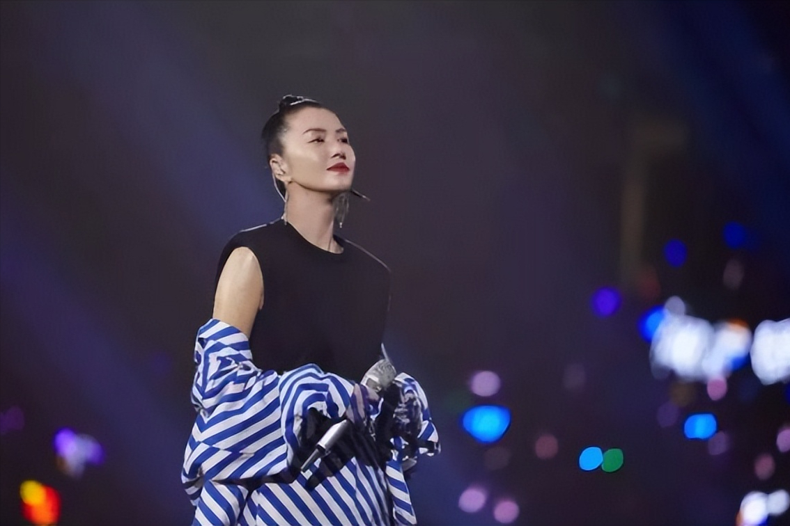 他被称不老男神妻子是著名歌手谭维维今40岁无儿女令人遗憾