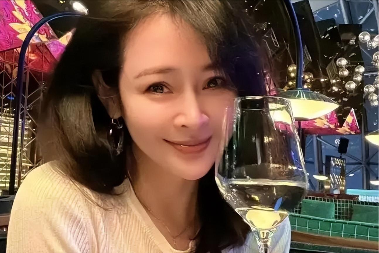 演员于明加相亲嫁圈外老公恩爱十一年生两女被宠成公主