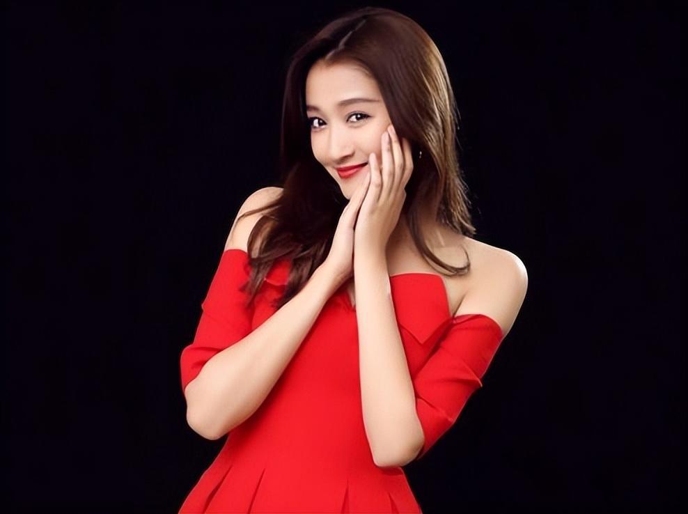 "关是后来演化的姓氏,我们的祖先是大清的贵族瓜尔佳氏.