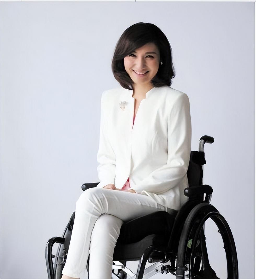 她是前湖南台一姐却在5分钟内全身瘫痪如今公开征婚也无人娶