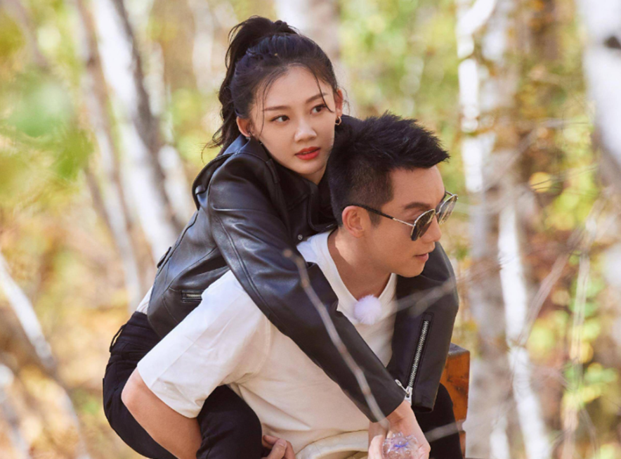 回顾苗苗深夜出镜脖子上草莓明显立娇妻人设洗白自己