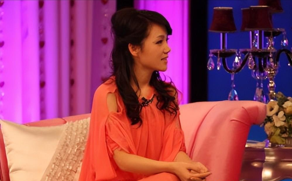 从青涩的主持人,到如今的"台柱子",周群一路走来付出了无数的努力和