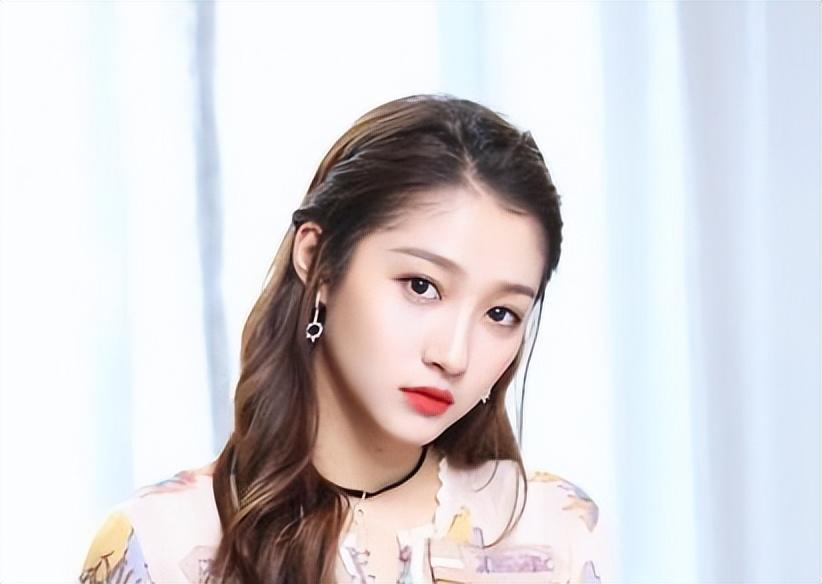 "关是后来演化的姓氏,我们的祖先是大清的贵族瓜尔佳氏.