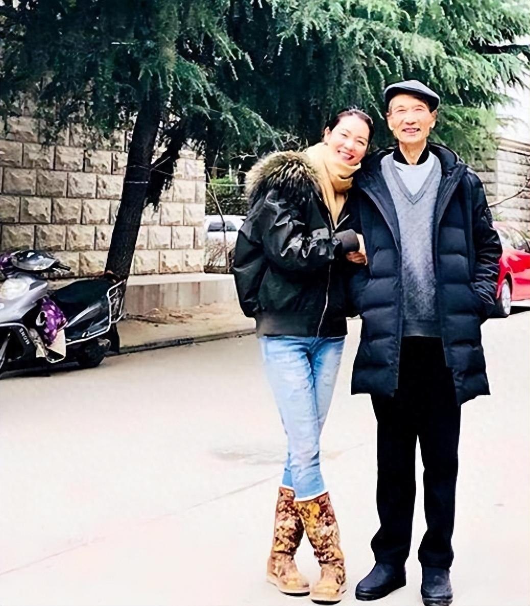 "其实不论是和郎昆的两个前妻,还是和小三刘岩相比,马艳丽的成长经历