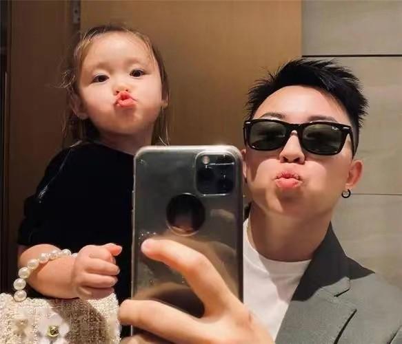 回顾美女花50万买精生子靠微商身家过亿想有人能继承财富