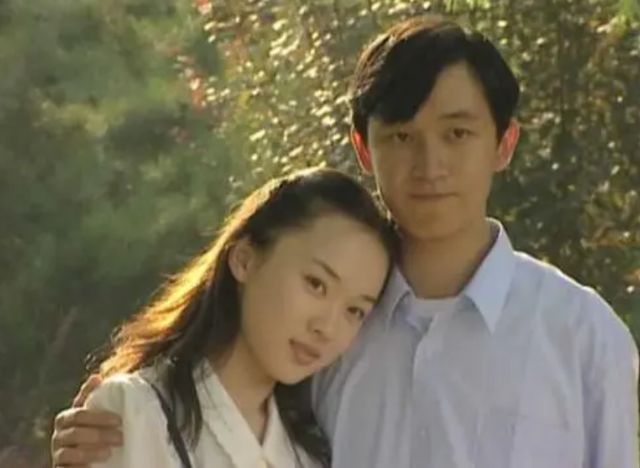 随后,又和潘虹,蒋欣,郑国霖等人合作,拍摄了《欢天喜地七仙女》.