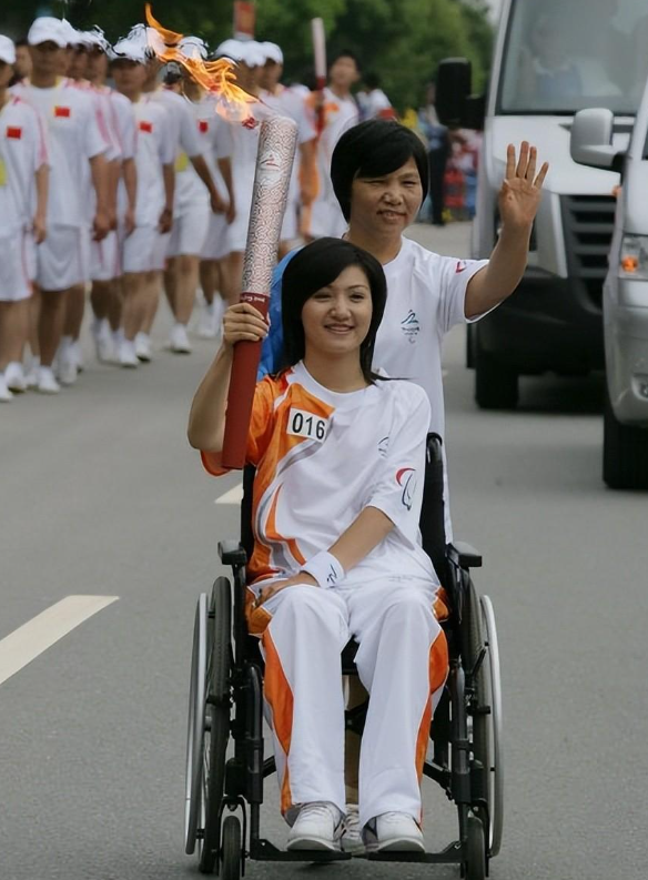 她是前湖南台一姐却在5分钟内全身瘫痪如今公开征婚也无人娶