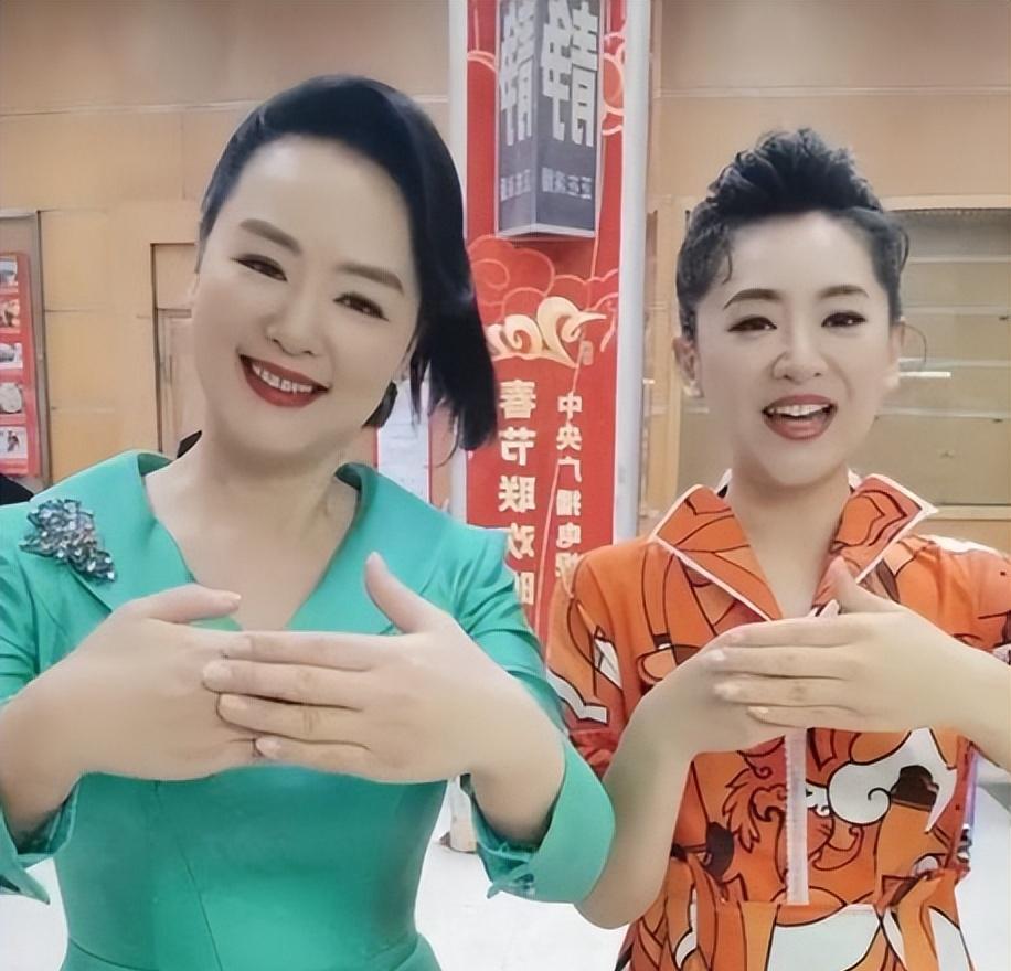 央视主持人孙小梅嫁小2岁哈佛大学海归今58岁活成人生赢家