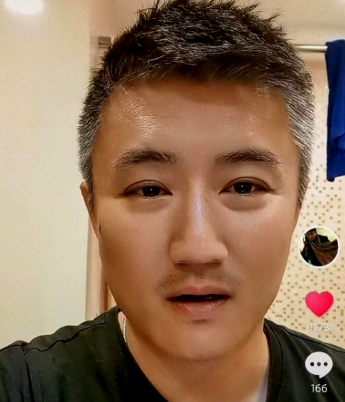 殷天正(谷峰饰)白眉鹰王,明教四大护法之一,张无忌的外公,性格豪气干