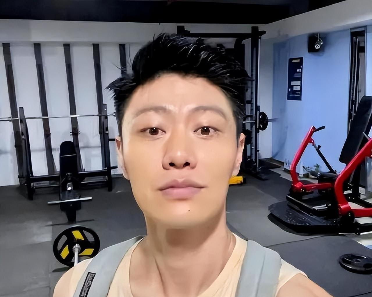 39岁的赵荀从李二牛爆改成花美男他的骨盆用3颗钉子挂在腰上