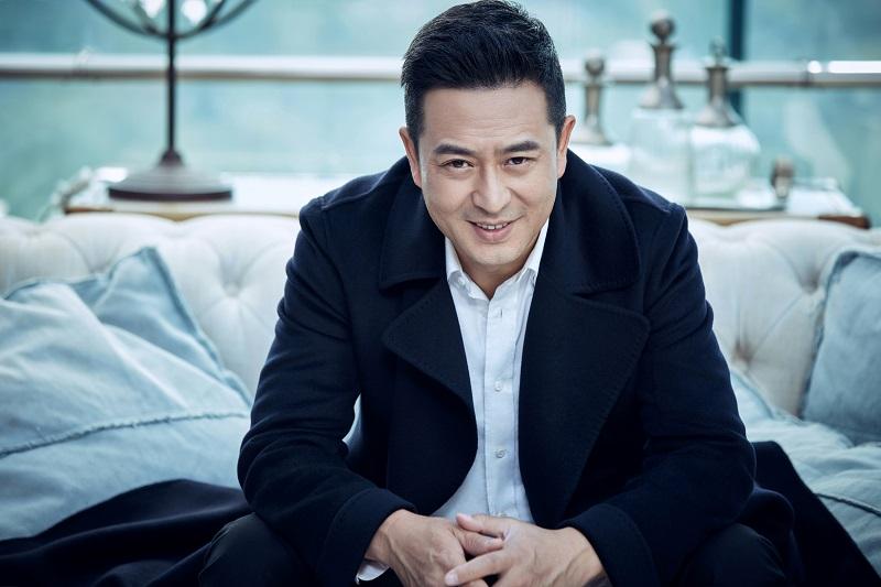 张嘉译在剧中的演绎也是非常到位,出演《蜗居》时,张嘉译39岁,而且