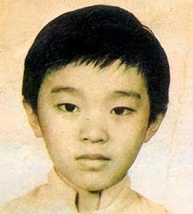 回顾5位割双眼皮的男星就服成龙周星驰没割前颜值像路人