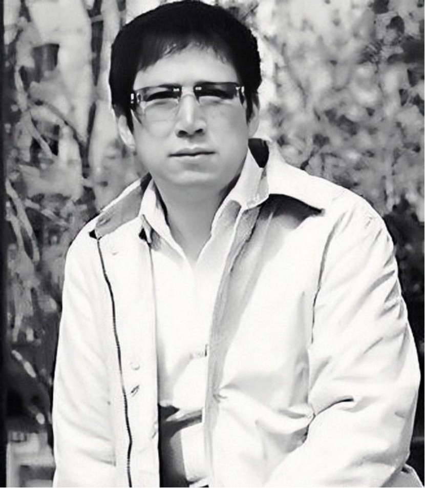 在被担架抬出去时,李春平看到了此生难