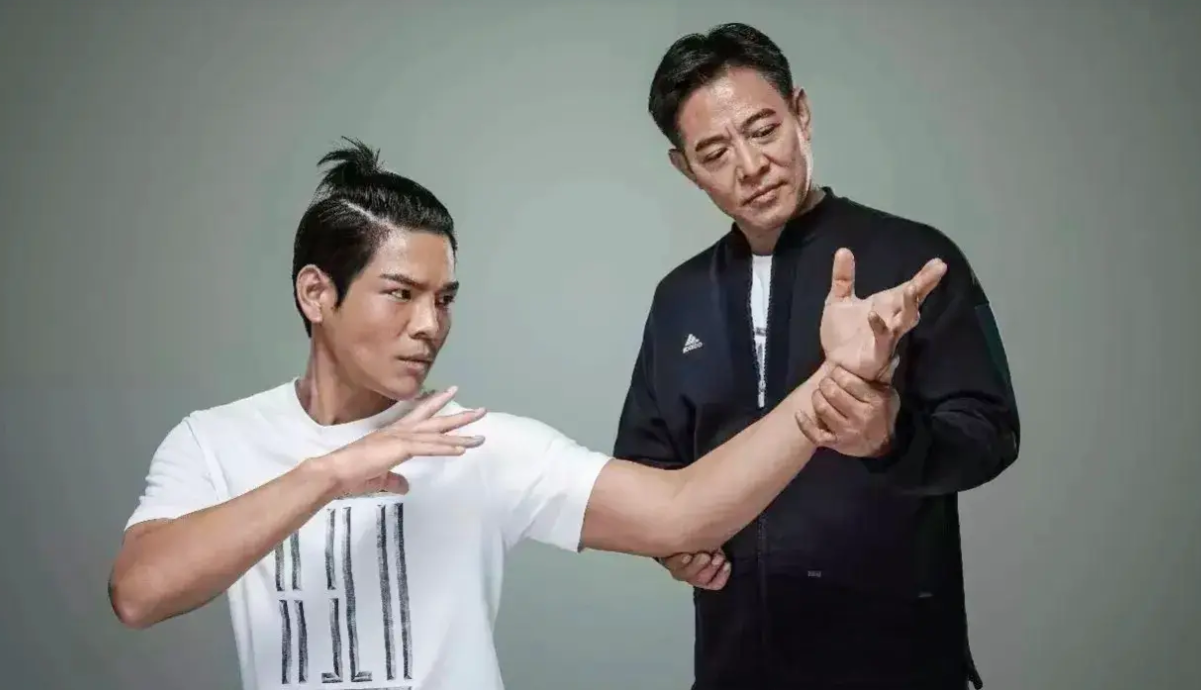 向华强的儿子,李连杰唯一的徒弟,因父母与李连杰的私交甚好,向佐在18