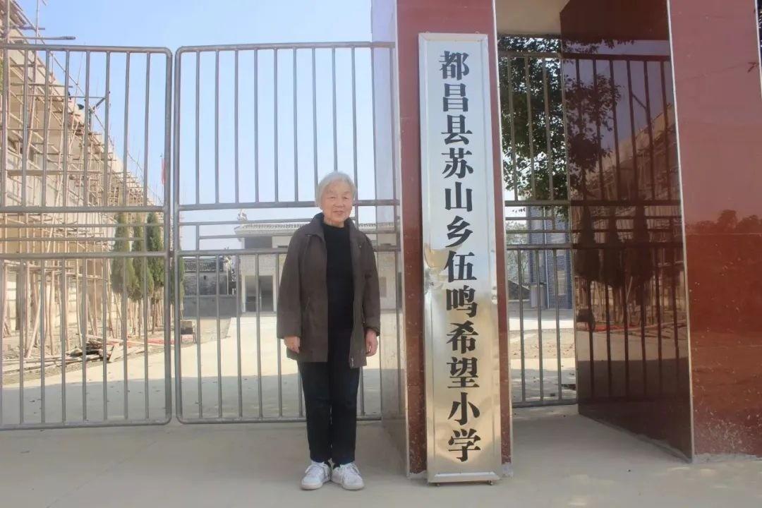 回顾老太每月退休金一万多每天却只花10块多年后发现她的秘密