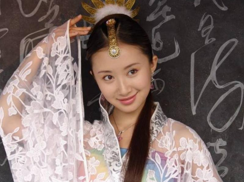 舒畅也算是童星出道,年仅5岁时就参演了第一部电视剧《我的故事》.