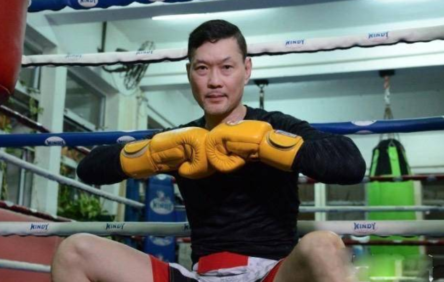 黄家达武林高手,"综合拳"的创始人,曾是美海军陆战队的总教练,香港