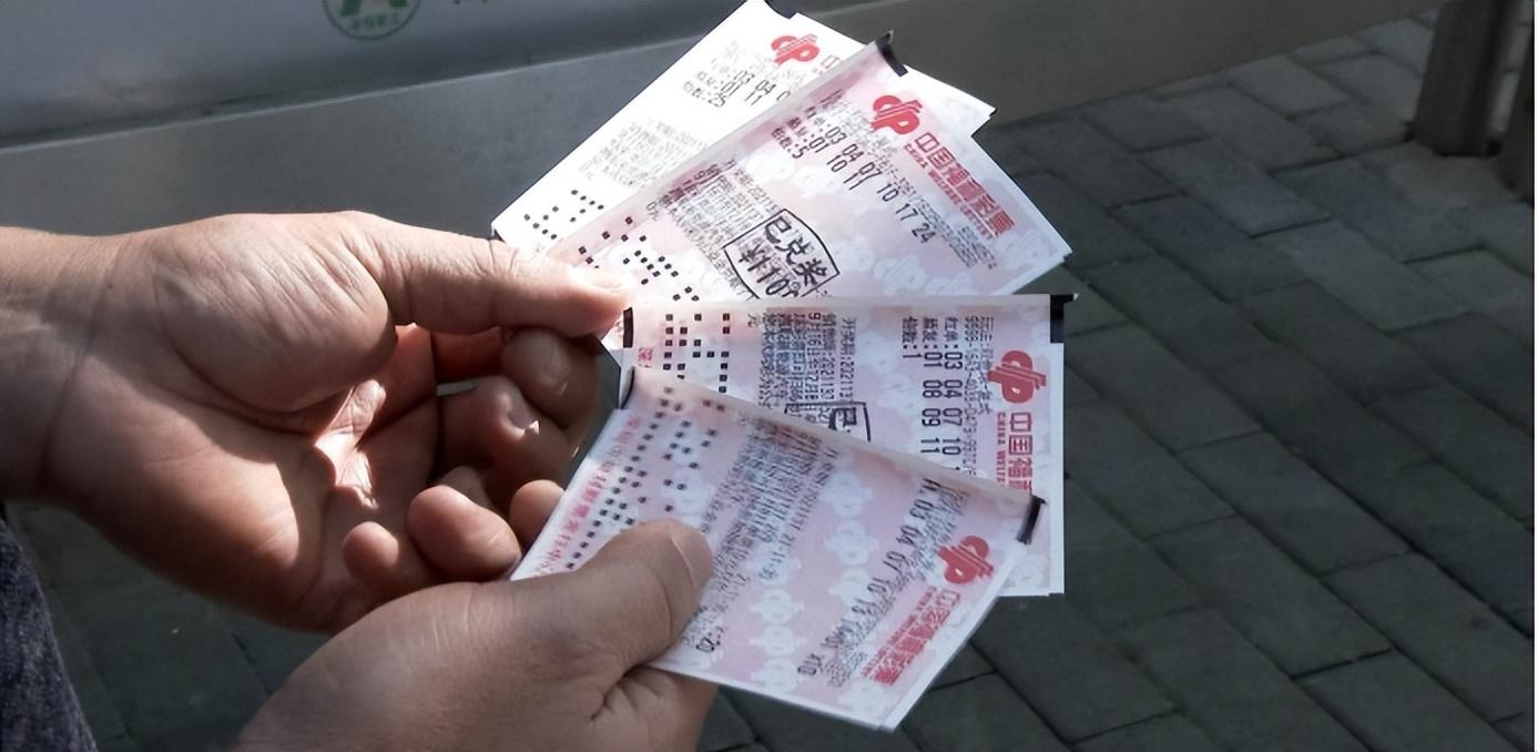 当天晚上,福彩开奖的是双色球,六个红球一个蓝球,经过一番研究,他首先