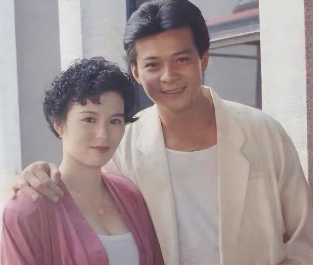 回顾黄日华妻子59岁去世两人相爱40年发誓终生不会再娶