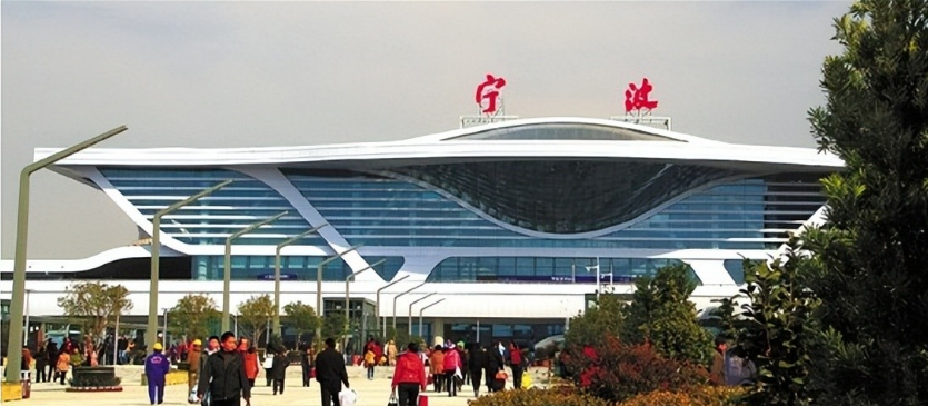 尽管新家宽敞明亮,条件舒适,在商洛的养父家与这里没法比.