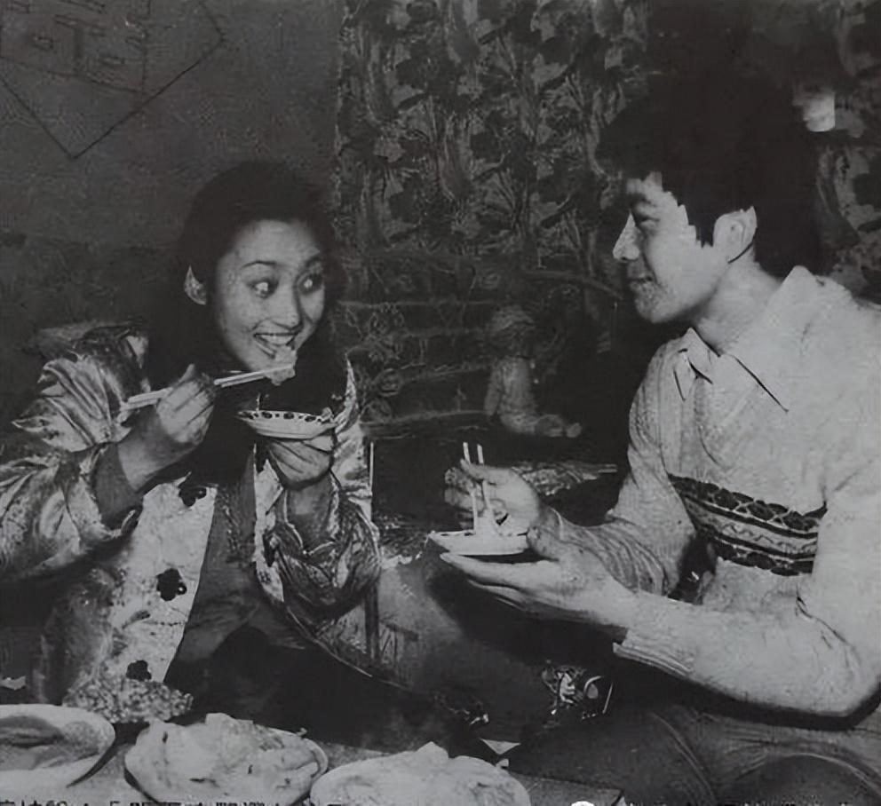 傅春英比她小两岁,是一位舞蹈演员.