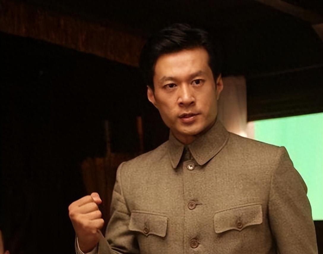 演员谭凯51岁仍未婚有北京户口却选择定居青岛他后悔了吗