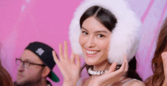 18年前她靠着给李咏砸金蛋为生如今摇身一变成了国际超模