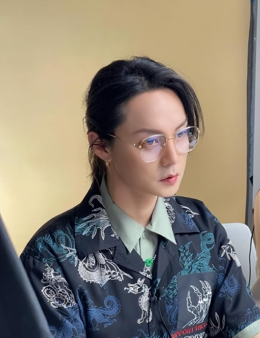 回顾脸部塌方发腮油腻这些颜值暴跌的男神你还能认出谁