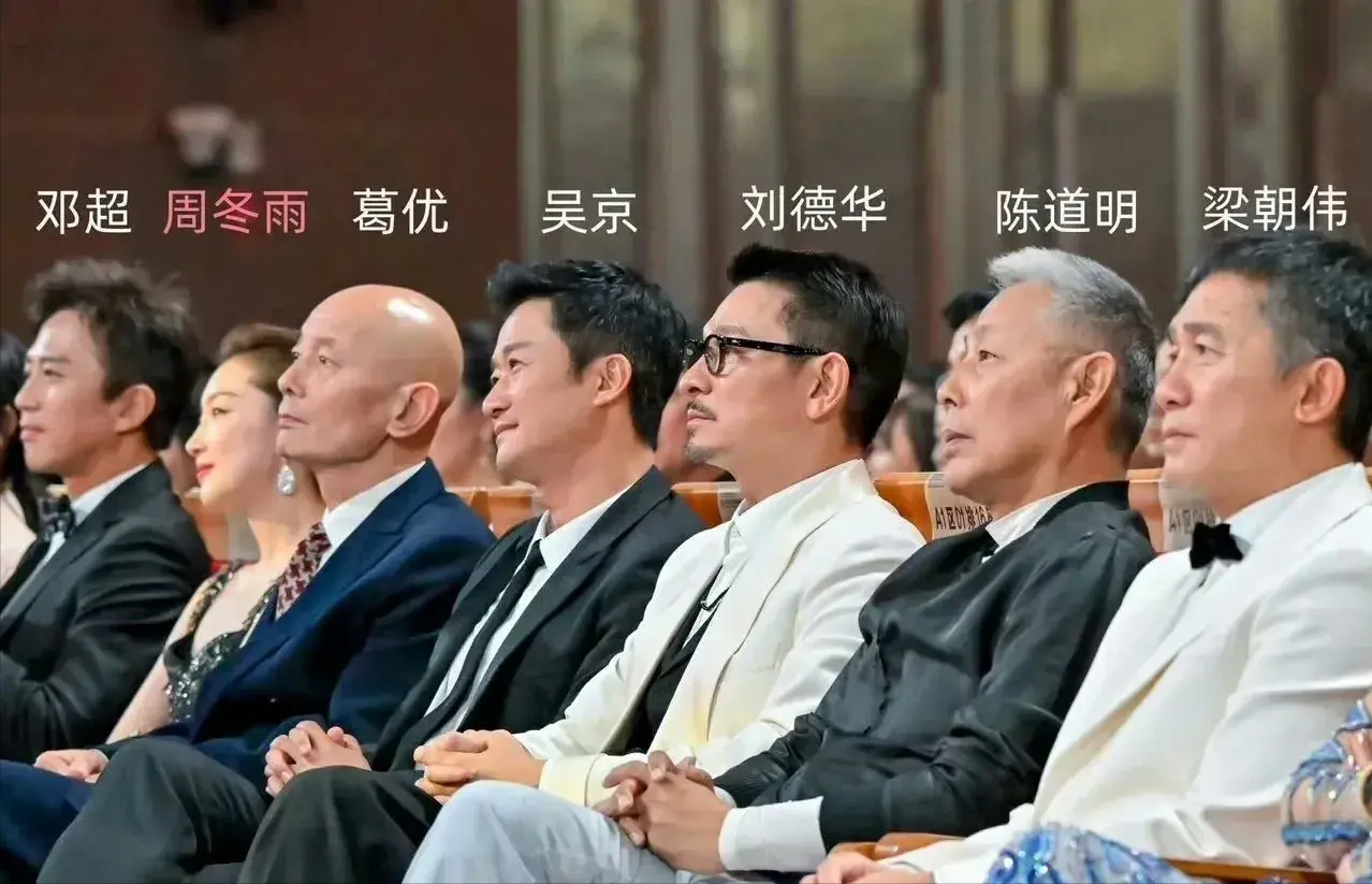 回顾坐大佬堆里的周冬雨让所有人见识了她的江湖地位