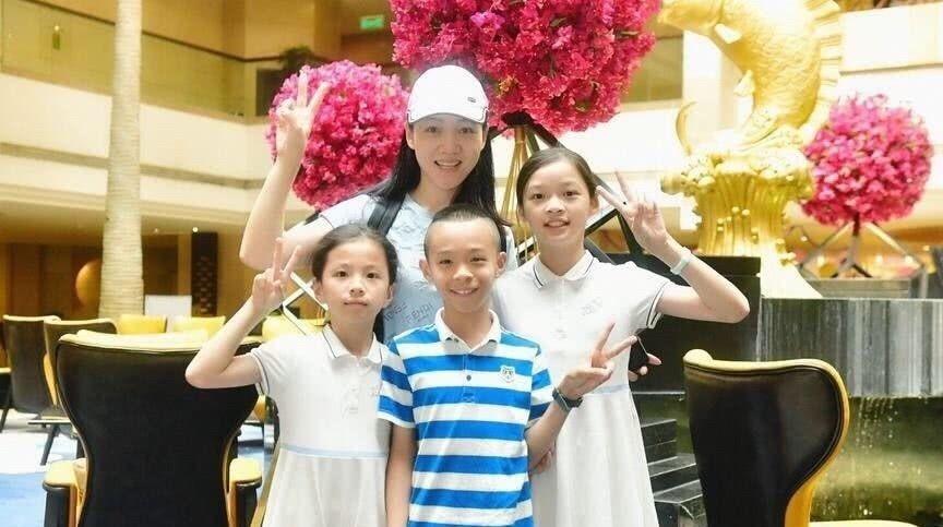 她是著名美女主持人嫁给神秘老公生下三个孩子50岁宛如少女