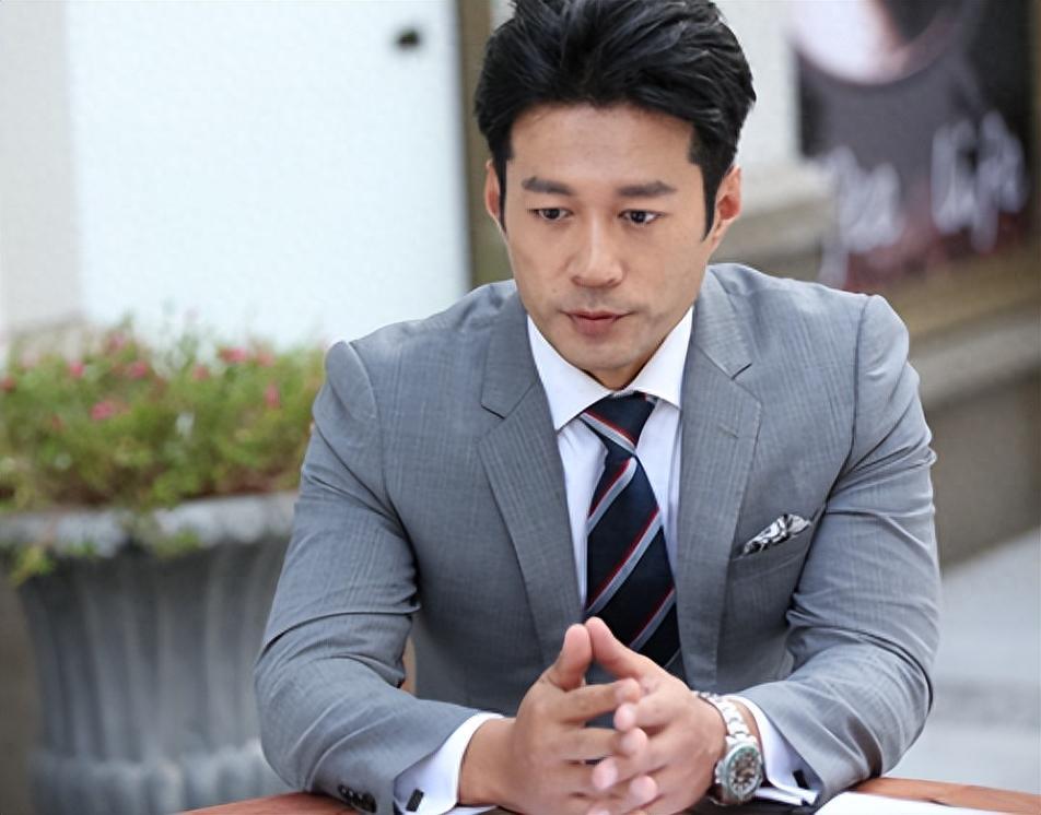 演员谭凯51岁仍未婚有北京户口却选择定居青岛他后悔了吗