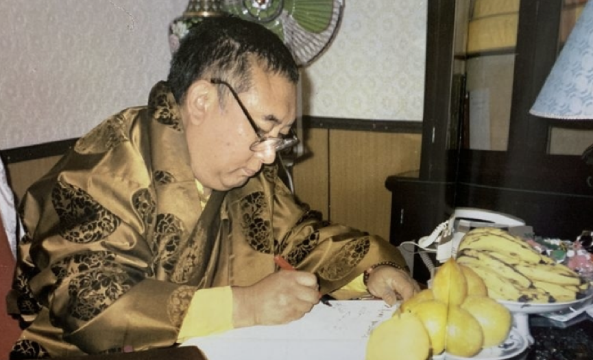 红尘生活虽然幸福,但是他一日也没忘却自己的责任和使命,活佛从始至终